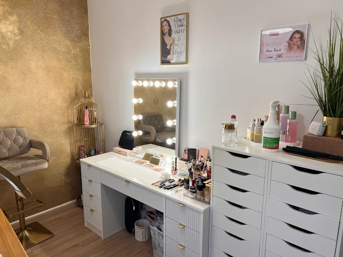 Gabinet GLOW Concept Studio — stanowisko do makijażu