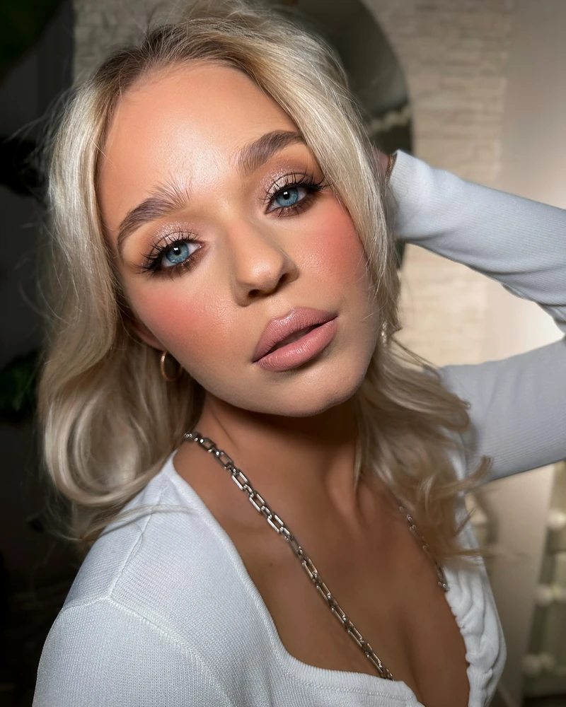 Makijaz glamour - rozswietlona cera, smokey eyes i kepki rzes, GLOW Concept Studio