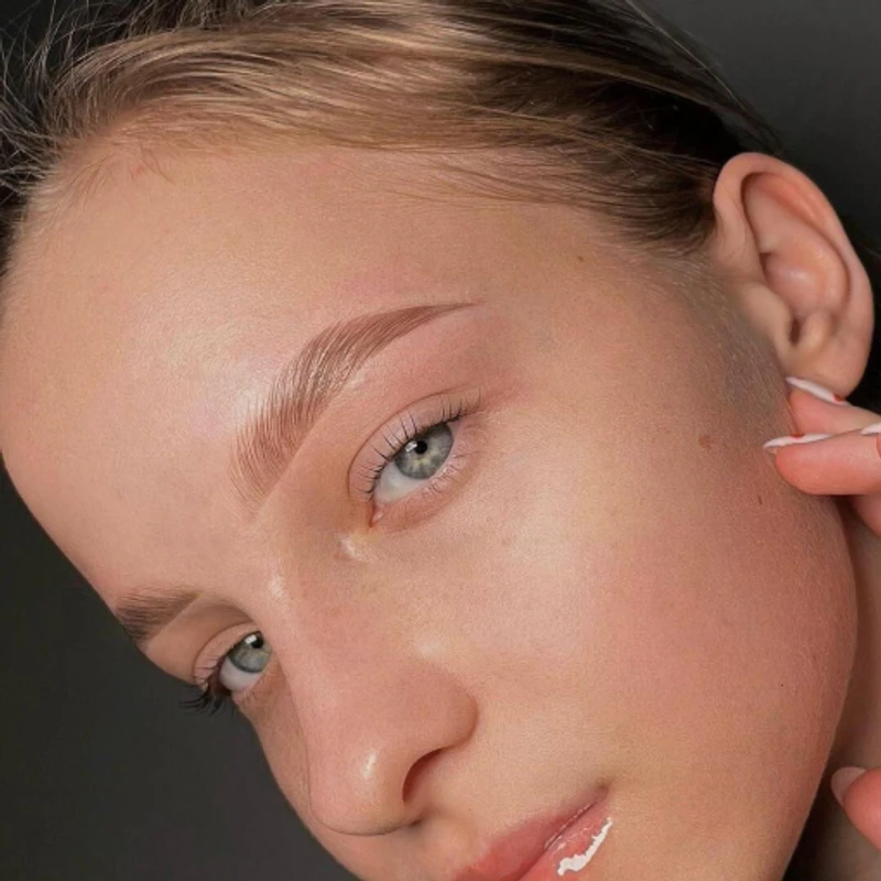 Laminacja brwi - efekt fluffy brows i naturalny ksztalt, stylizacja Anna Rduch