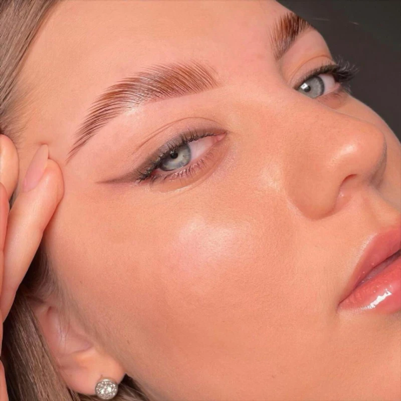 Laminacja brwi z farbka - precyzyjny efekt Insta Brows, GLOW Concept Studio