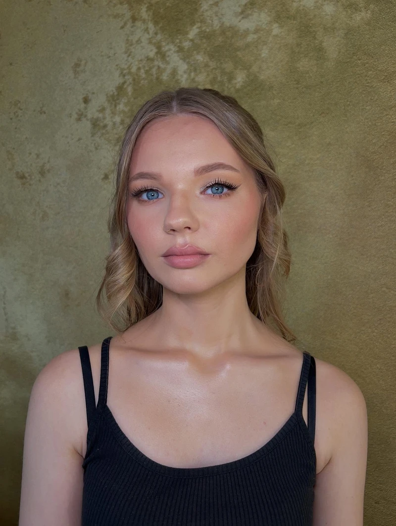 Naturalny makijaz studniowkowy - elegancki look na bal, GLOW Concept Studio