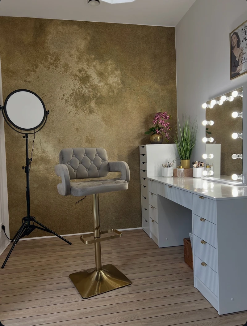 Wnetrze studia GLOW Concept - profesjonalne stanowisko makijazowe z oswietleniem